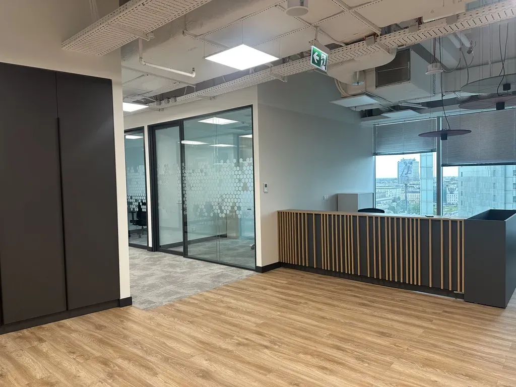 Wykończone biuro z meblami, Warszawa. 13