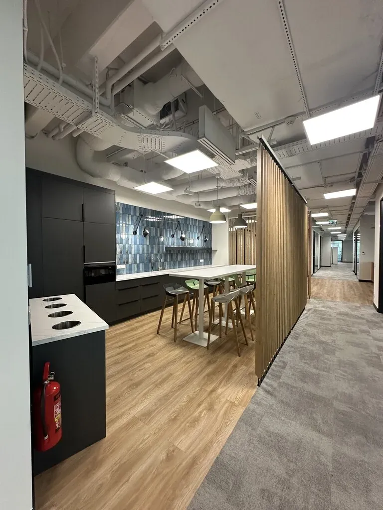 Wykończone biuro z meblami, Warszawa. 18