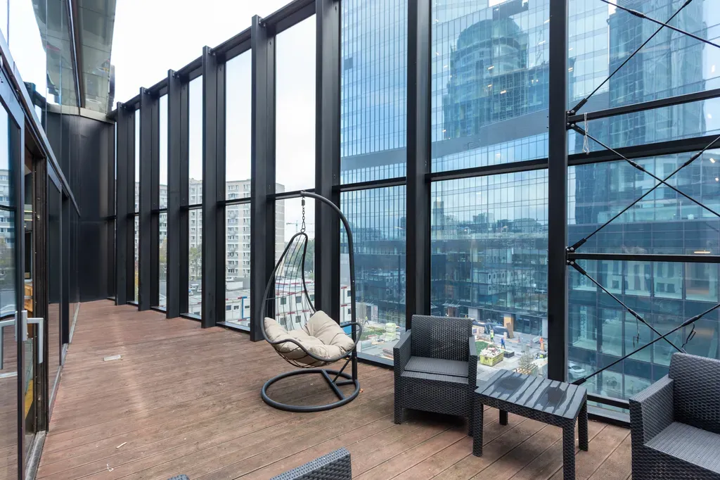 Biuro z małym tarasem w Cetrum, Warszawa. 2
