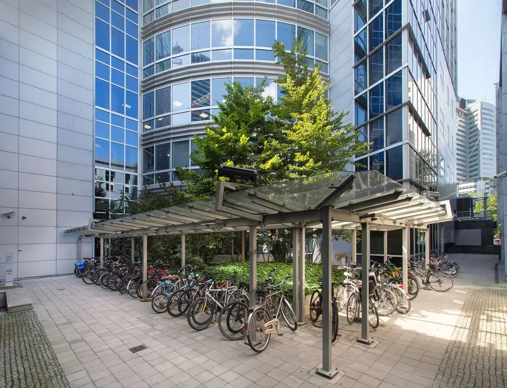 Biuro z małym tarasem w Cetrum, Warszawa. 4