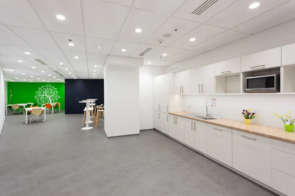 Biuro z małym tarasem w Cetrum, Warszawa. 7