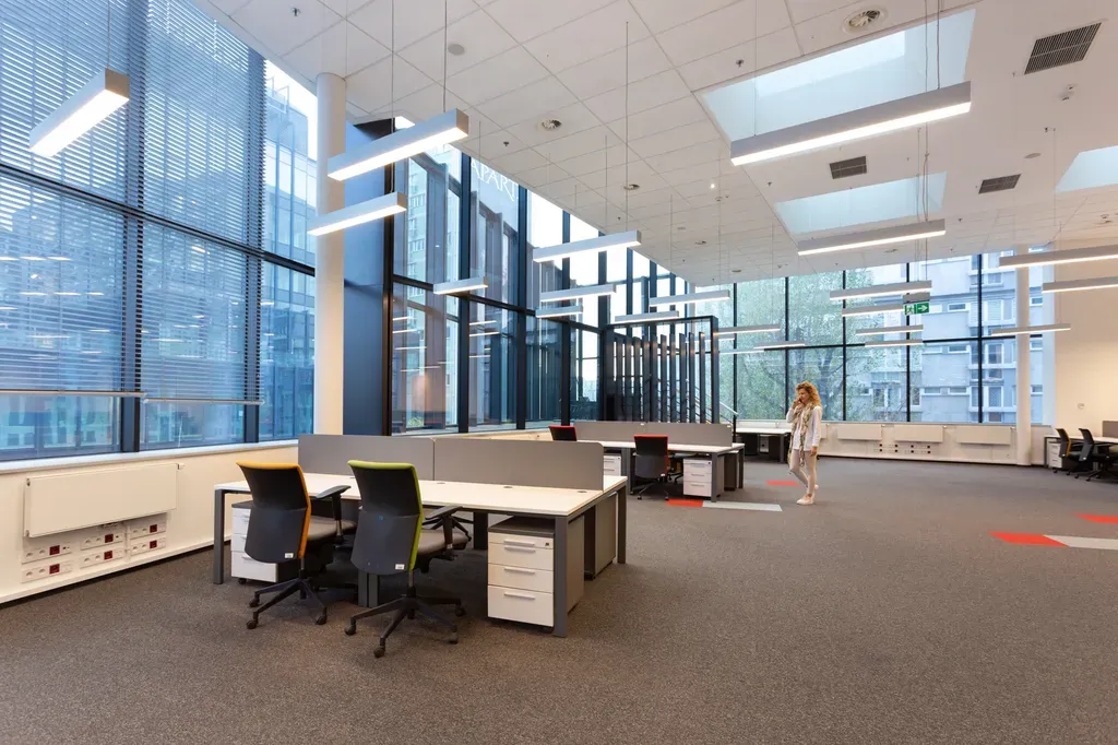 Biuro z małym tarasem w Cetrum, Warszawa. 8