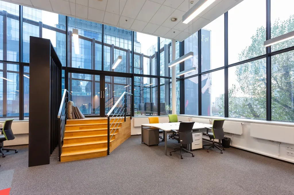 Biuro z małym tarasem w Cetrum, Warszawa. 9