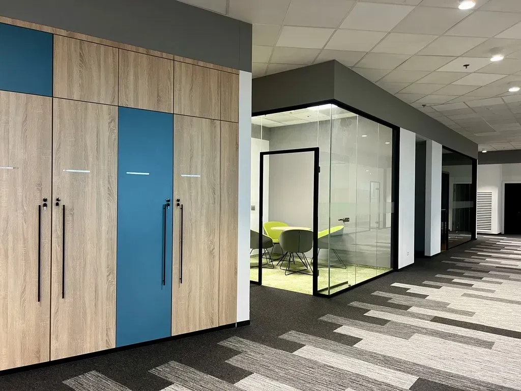 Nowoczesny lokal w budynku biurowo-handlowym. 7